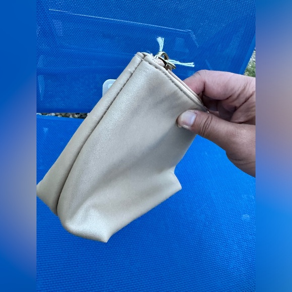 🔥Emirates Airline Business Class Bvlgari Ominia Make Up Bag Travel Case Gold - Picture 12 of 16